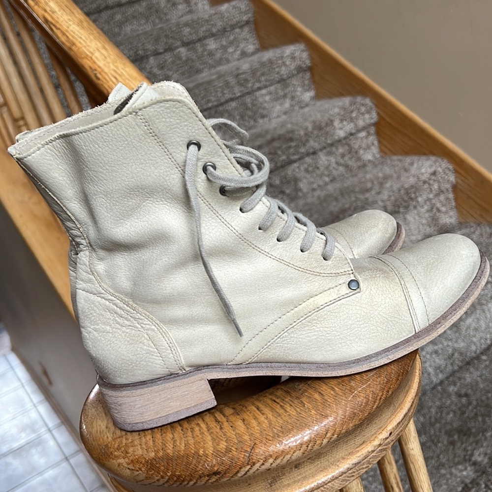 Badura lambskin leather ivory with golden pearl finish Italian boot NWOT size 8